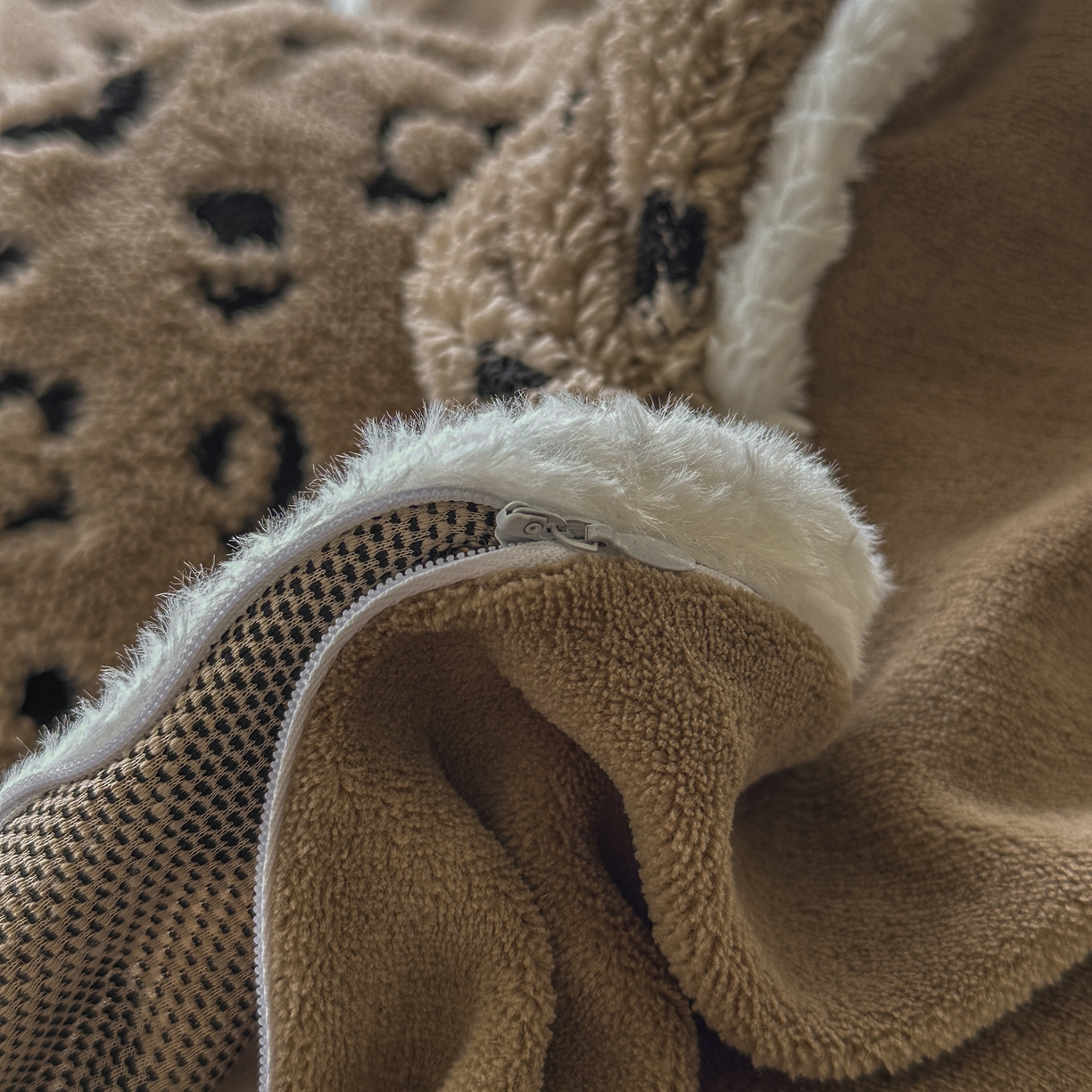 91家纺网 家纺一手货源 找家纺 新印象 2025新款阳离子绒牛奶绒保暖四件套 包边款阳离子绒-斑豹驼