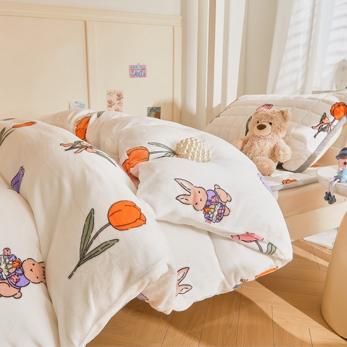 91家纺网 家纺一手货源 找家纺 雅萱家纺 2025新款牛奶绒学生床垫三件套 牛奶绒床垫三件套-花园兔