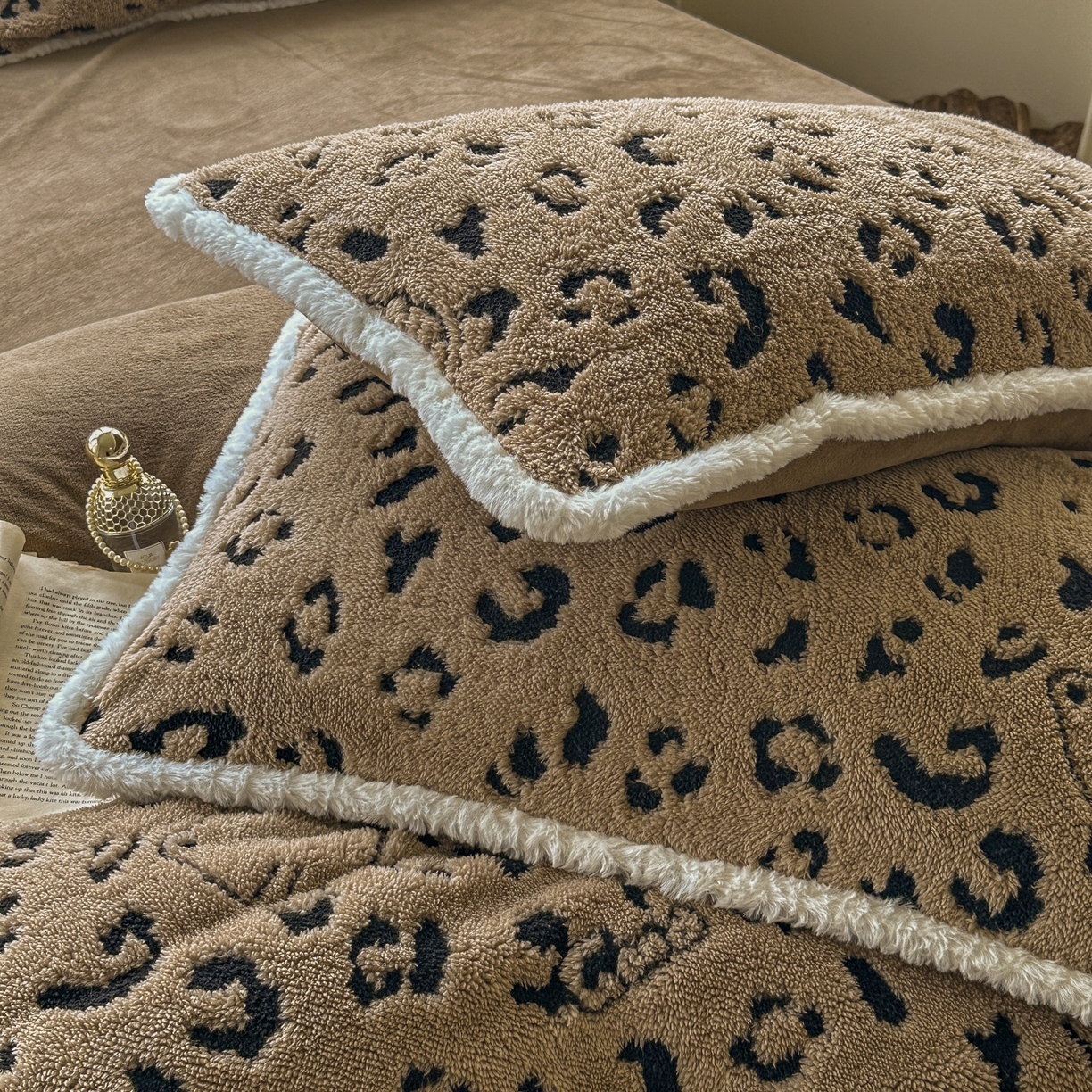 91家纺网 家纺一手货源 找家纺 新印象 2025新款阳离子绒牛奶绒保暖四件套 包边款阳离子绒-斑豹驼