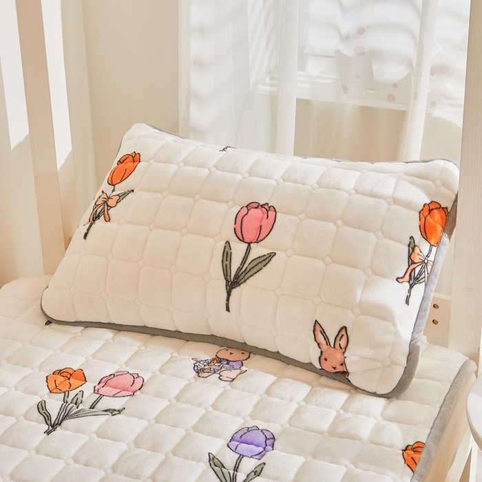 91家纺网 家纺一手货源 找家纺 雅萱家纺 2025新款牛奶绒学生床垫三件套 牛奶绒床垫三件套-花园兔