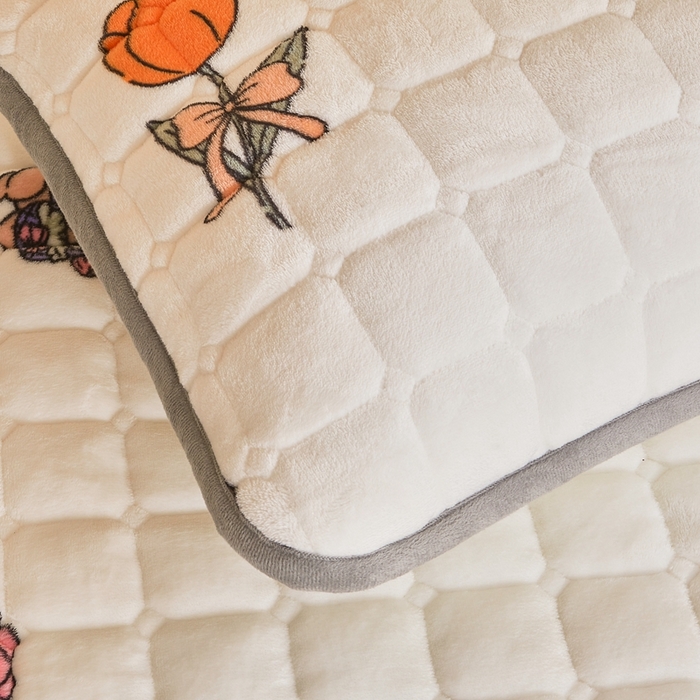 91家纺网 家纺一手货源 找家纺 雅萱家纺 2025新款牛奶绒学生床垫三件套 牛奶绒床垫三件套-花园兔