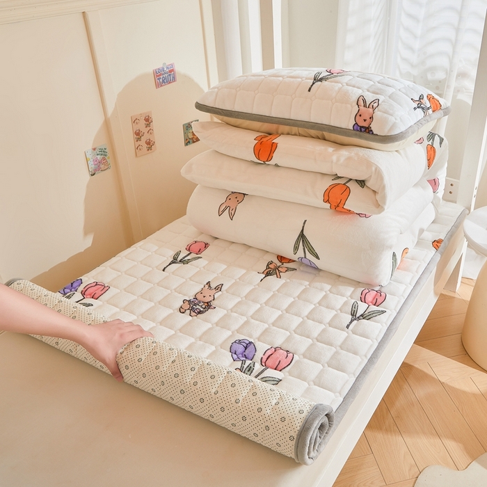 91家纺网 家纺一手货源 找家纺 雅萱家纺 2025新款牛奶绒学生床垫三件套 牛奶绒床垫三件套-花园兔