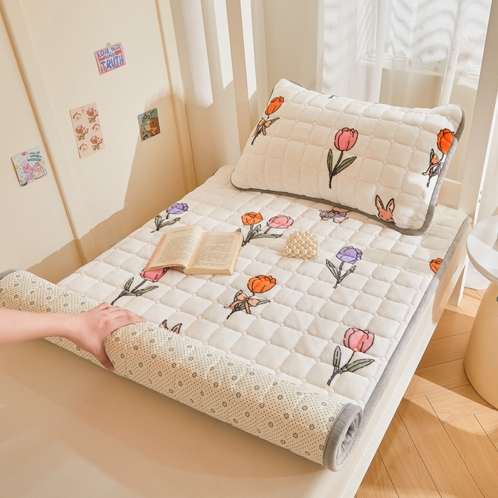 91家纺网 家纺一手货源 找家纺 雅萱家纺 2025新款牛奶绒学生床垫三件套 牛奶绒床垫三件套-花园兔