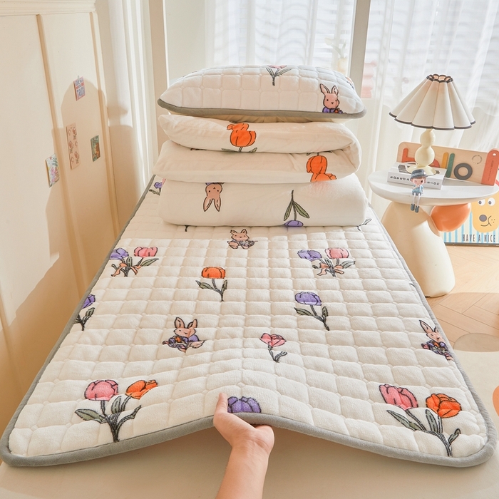 91家纺网 家纺一手货源 找家纺 雅萱家纺 2025新款牛奶绒学生床垫三件套 牛奶绒床垫三件套-花园兔