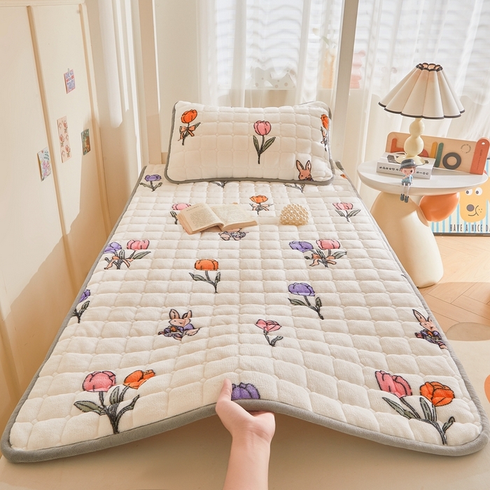 91家纺网 家纺一手货源 找家纺 雅萱家纺 2025新款牛奶绒学生床垫三件套 牛奶绒床垫三件套-花园兔