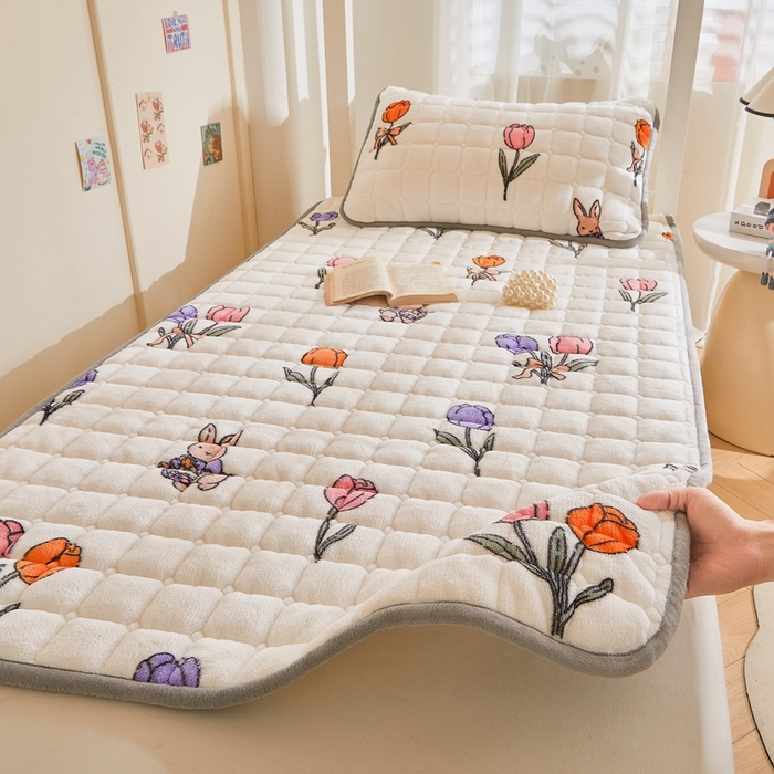 91家纺网 家纺一手货源 找家纺 雅萱家纺 2025新款牛奶绒学生床垫三件套 牛奶绒床垫三件套-花园兔