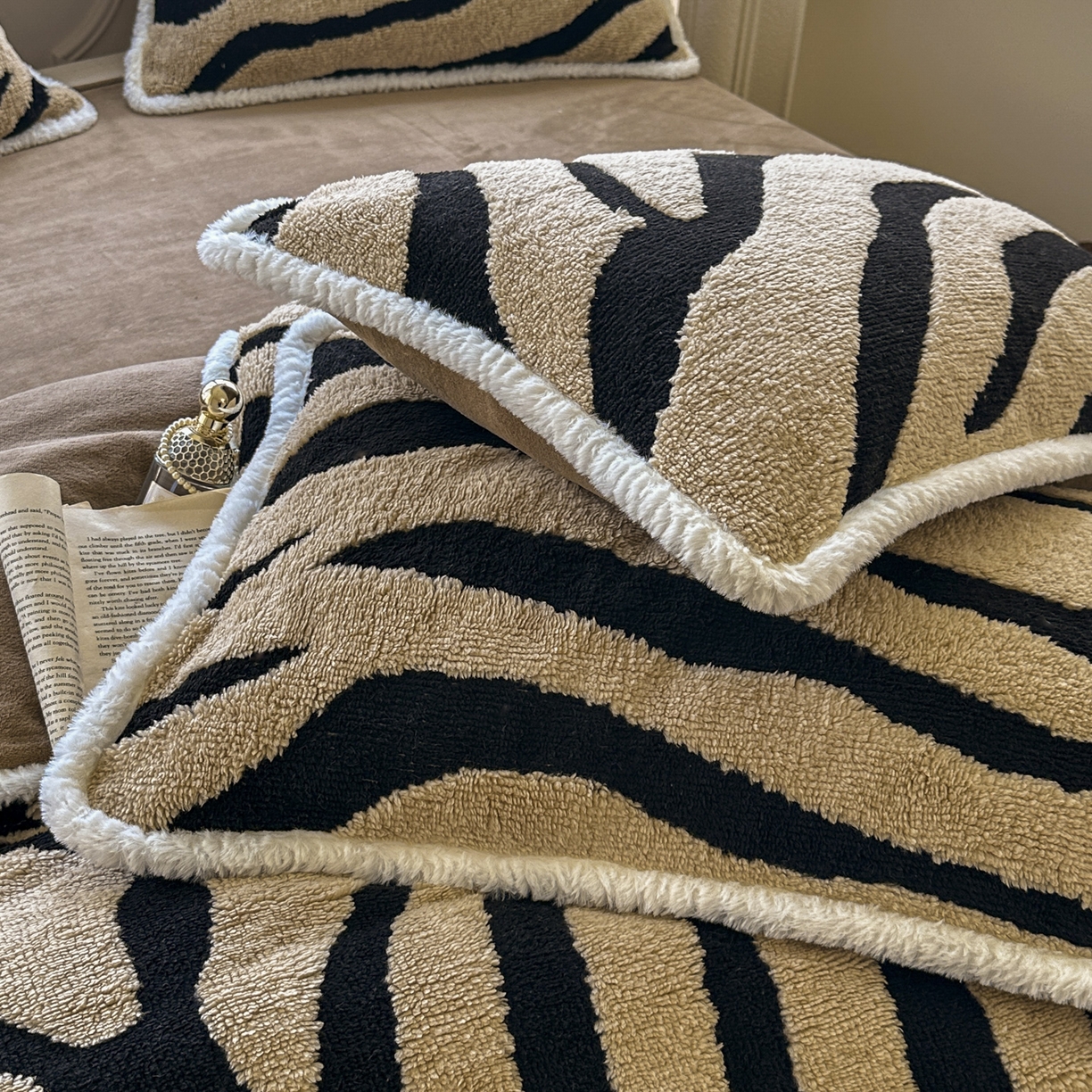 91家纺网 家纺一手货源 找家纺 新印象 2025新款阳离子绒牛奶绒保暖四件套 包边款阳离子绒-斑马纹