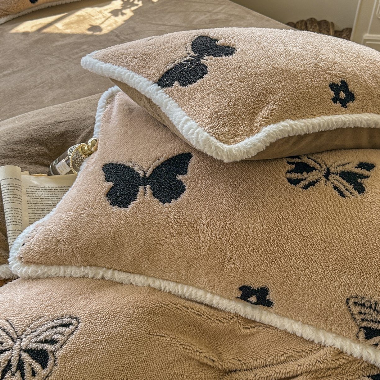 91家纺网 家纺一手货源 找家纺 新印象 2025新款阳离子绒牛奶绒保暖四件套 包边款阳离子绒-蝶季