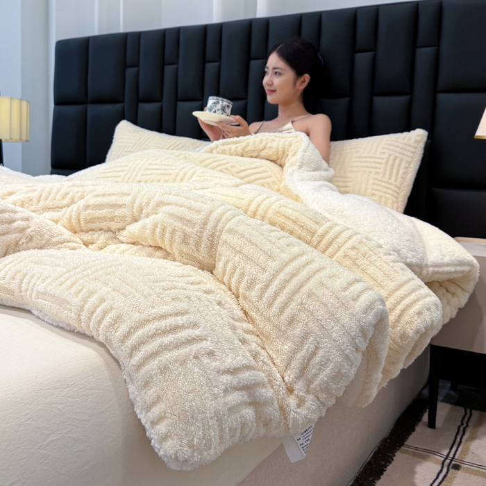 91家纺网 家纺一手货源 找家纺 蓝冰家纺 2025新款塔芙绒提花冬被被子被芯 米白色