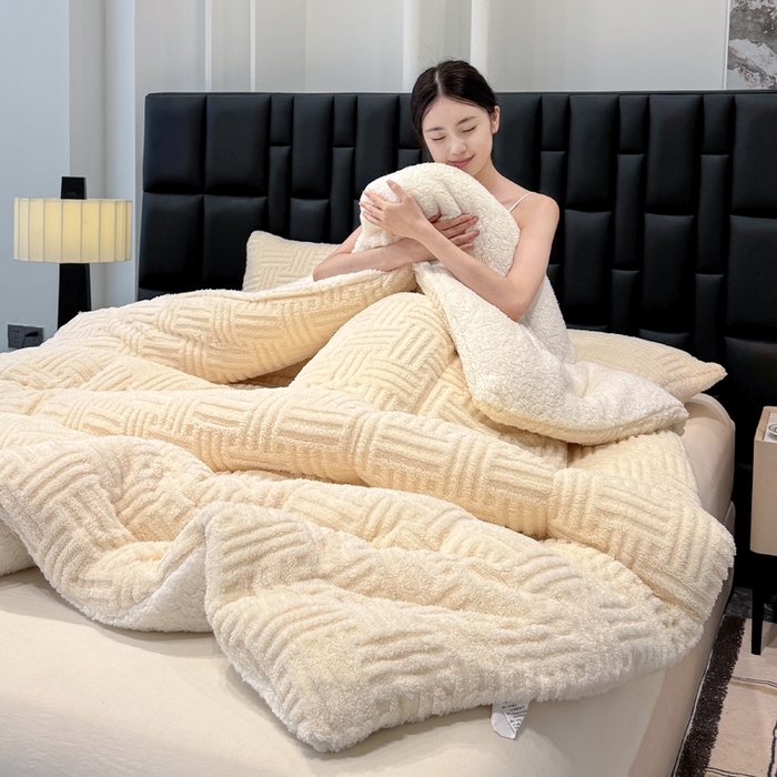 91家纺网 家纺一手货源 找家纺 蓝冰家纺 2025新款塔芙绒提花冬被被子被芯 米白色