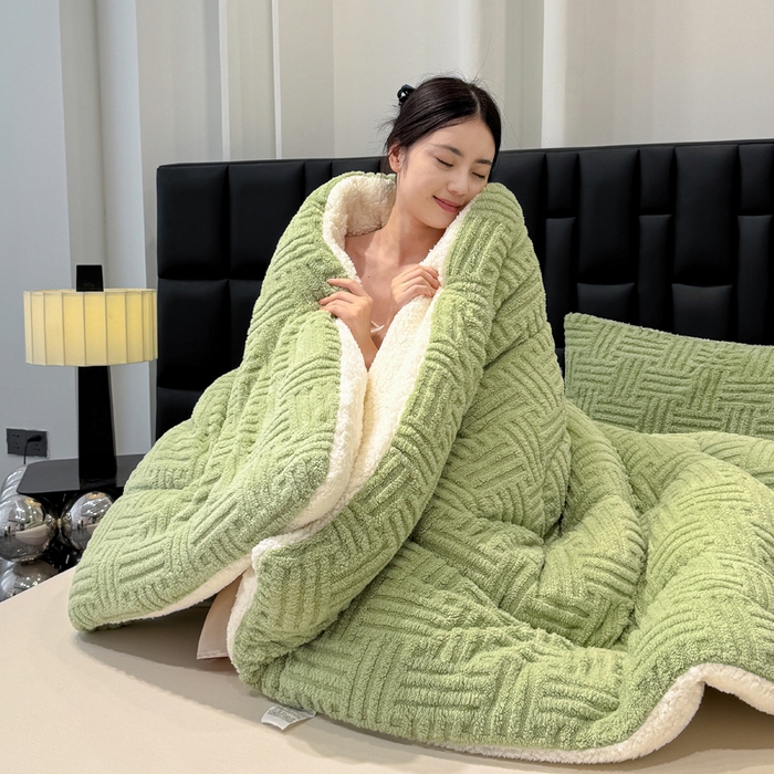 91家纺网 家纺一手货源 找家纺 蓝冰家纺 2025新款塔芙绒提花冬被被子被芯 草绿色