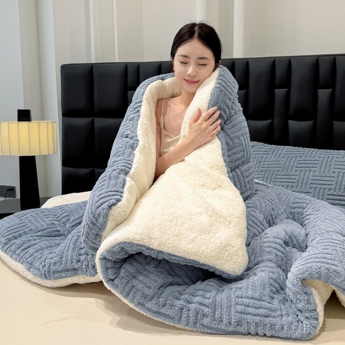 91家纺网 家纺一手货源 找家纺 蓝冰家纺 2025新款塔芙绒提花冬被被子被芯 雾曼蓝