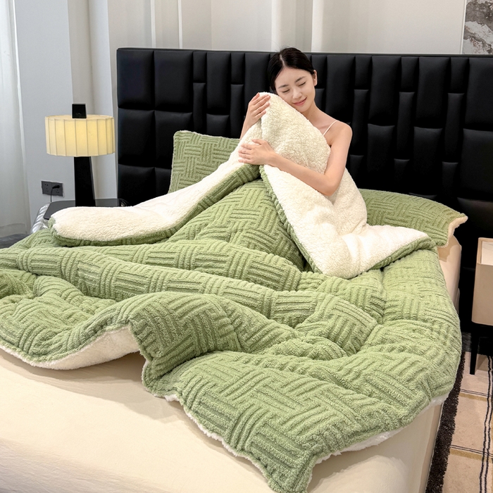 91家纺网 家纺一手货源 找家纺 蓝冰家纺 2025新款塔芙绒提花冬被被子被芯 草绿色