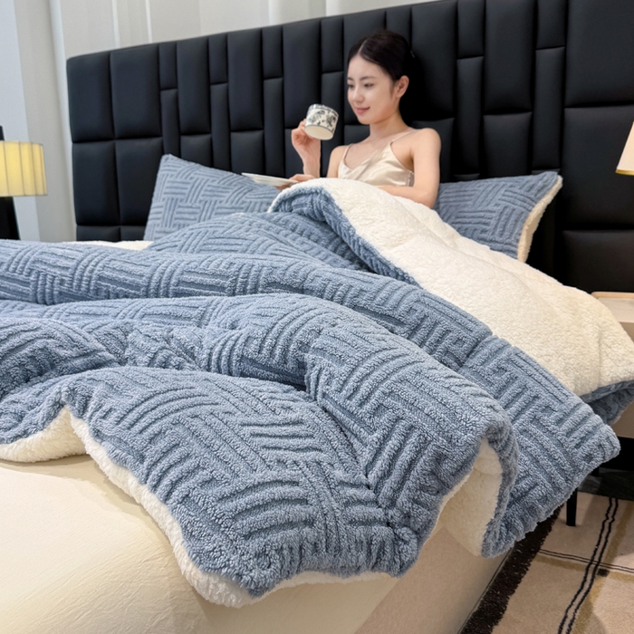 91家纺网 家纺一手货源 找家纺 蓝冰家纺 2025新款塔芙绒提花冬被被子被芯 雾曼蓝