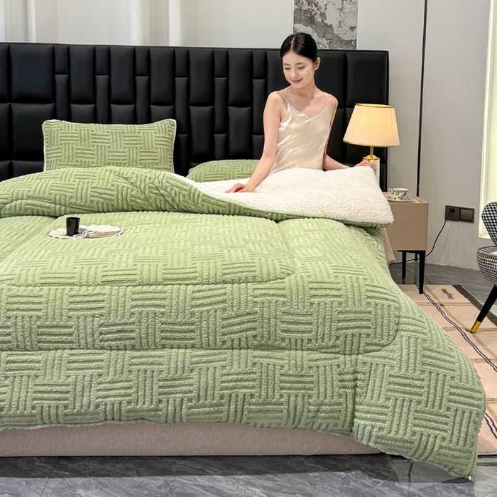 91家纺网 家纺一手货源 找家纺 蓝冰家纺 2025新款塔芙绒提花冬被被子被芯 草绿色