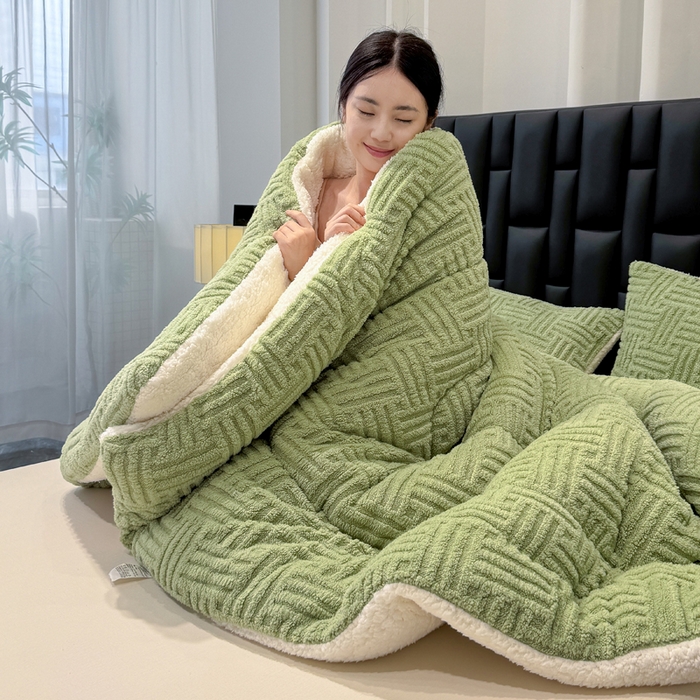 91家纺网 家纺一手货源 找家纺 蓝冰家纺 2025新款塔芙绒提花冬被被子被芯 草绿色