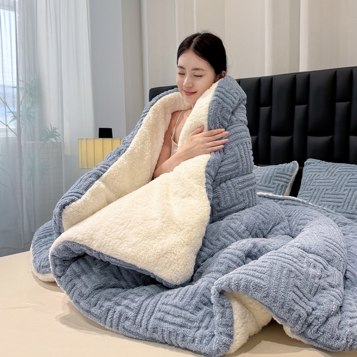 91家纺网 家纺一手货源 找家纺 蓝冰家纺 2025新款塔芙绒提花冬被被子被芯 雾曼蓝