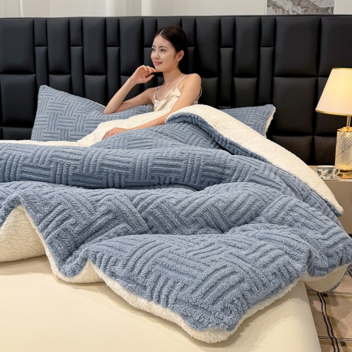 91家纺网 家纺一手货源 找家纺 蓝冰家纺 2025新款塔芙绒提花冬被被子被芯 雾曼蓝