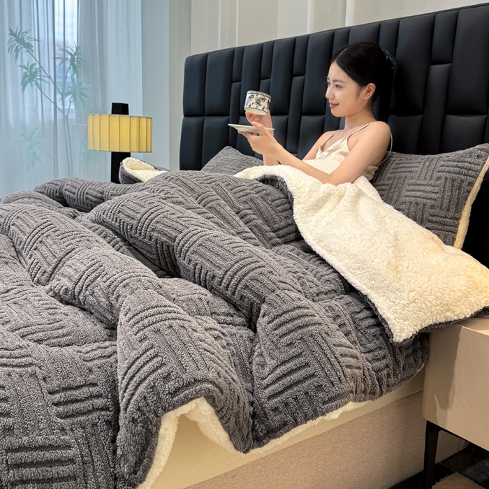 91家纺网 家纺一手货源 找家纺 蓝冰家纺 2025新款塔芙绒提花冬被被子被芯 卡灰色