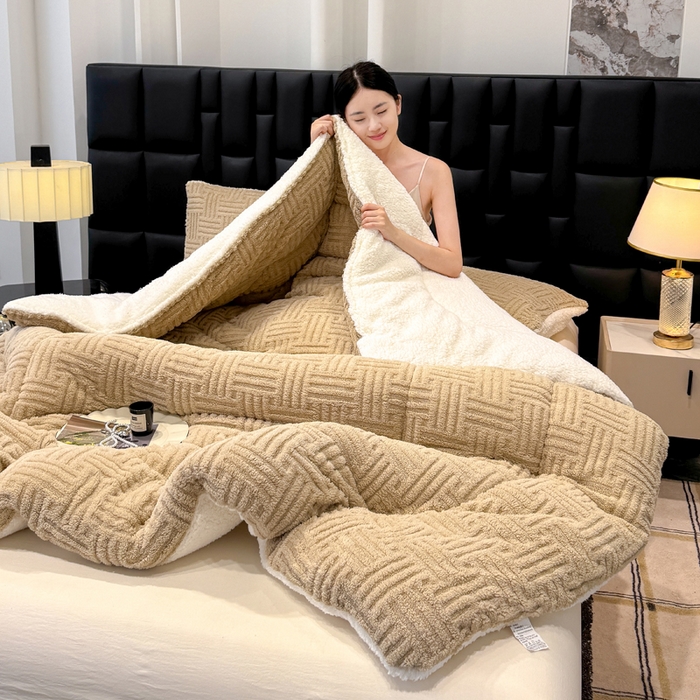 91家纺网 家纺一手货源 找家纺 蓝冰家纺 2025新款塔芙绒提花冬被被子被芯 卡其色