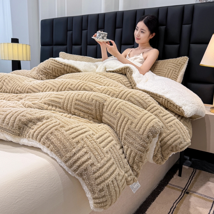 91家纺网 家纺一手货源 找家纺 蓝冰家纺 2025新款塔芙绒提花冬被被子被芯 卡其色