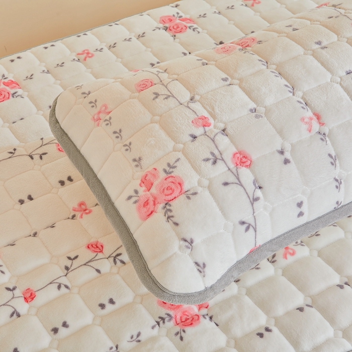 91家纺网 家纺一手货源 找家纺 雅萱家纺 2025新款牛奶绒学生床垫三件套 牛奶绒床垫三件套-花枝曼舞