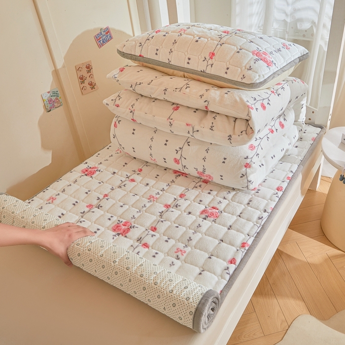 91家纺网 家纺一手货源 找家纺 雅萱家纺 2025新款牛奶绒学生床垫三件套 牛奶绒床垫三件套-花枝曼舞