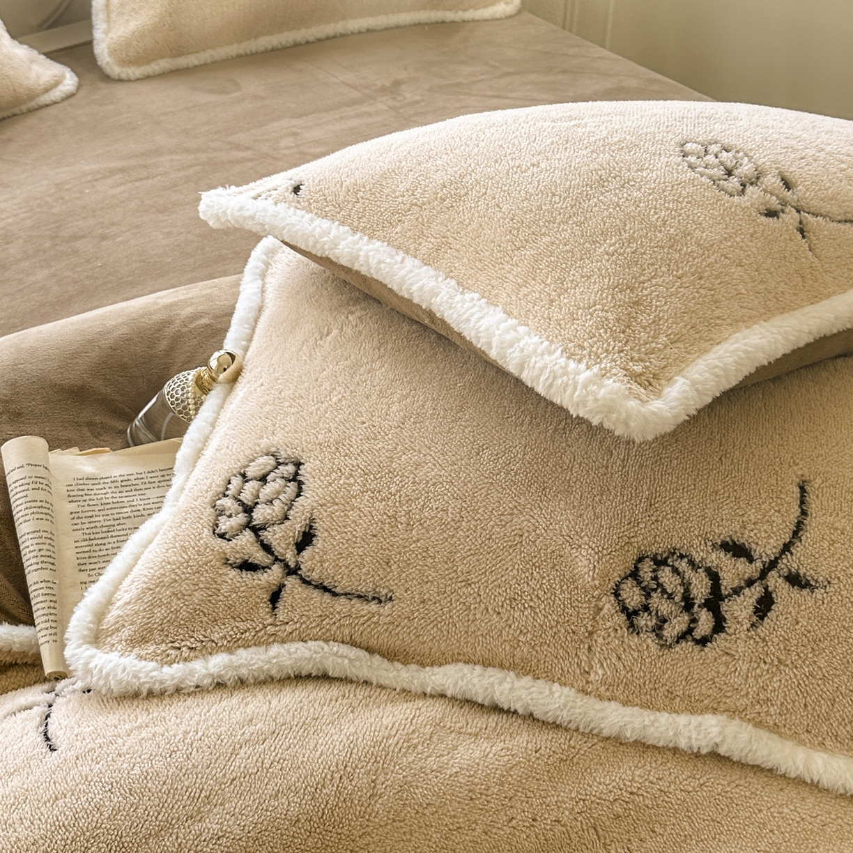 91家纺网 家纺一手货源 找家纺 新印象 2025新款阳离子绒牛奶绒保暖四件套 包边款阳离子绒-赫本