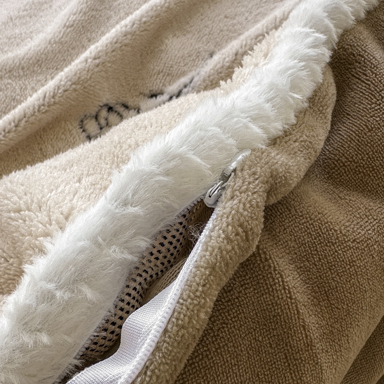 91家纺网 家纺一手货源 找家纺 新印象 2025新款阳离子绒牛奶绒保暖四件套 包边款阳离子绒-赫本