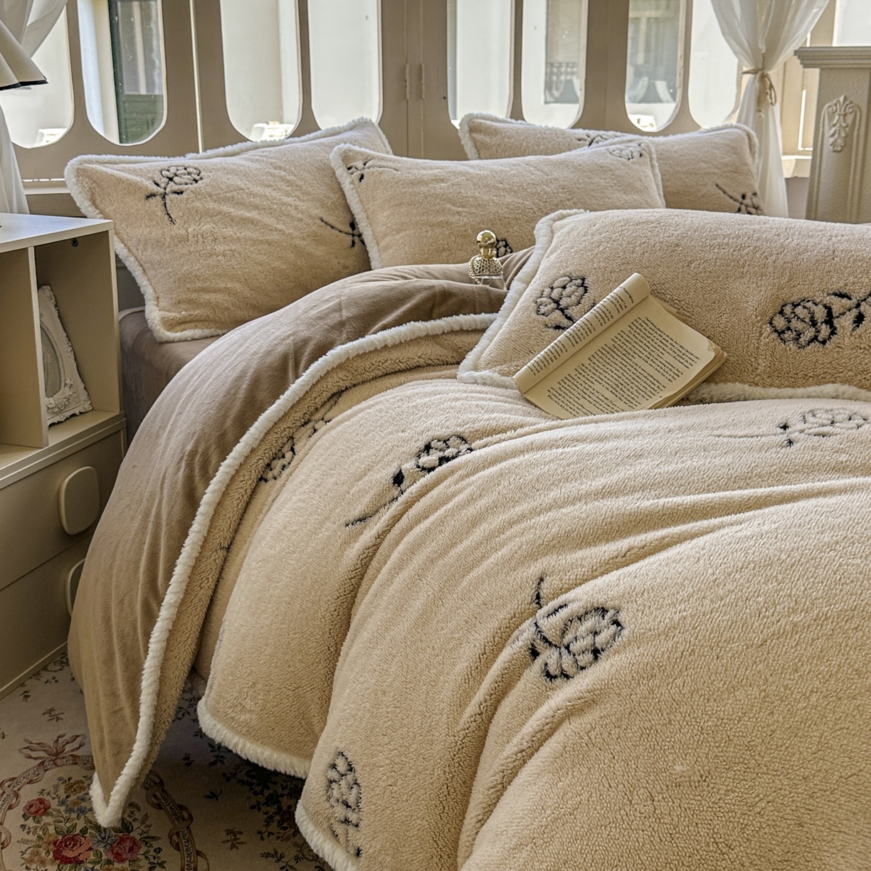91家纺网 家纺一手货源 找家纺 新印象 2025新款阳离子绒牛奶绒保暖四件套 包边款阳离子绒-赫本