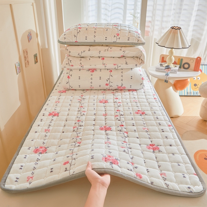 91家纺网 家纺一手货源 找家纺 雅萱家纺 2025新款牛奶绒学生床垫三件套 牛奶绒床垫三件套-花枝曼舞