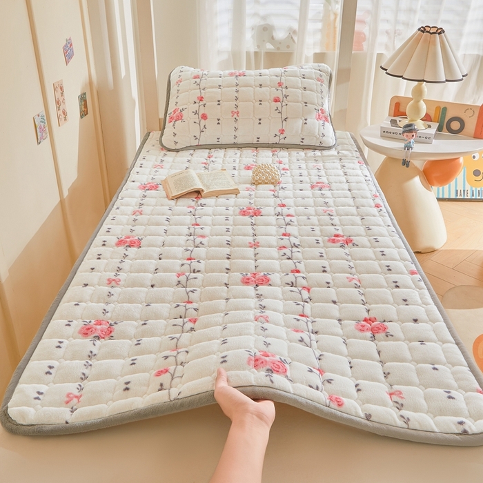 91家纺网 家纺一手货源 找家纺 雅萱家纺 2025新款牛奶绒学生床垫三件套 牛奶绒床垫三件套-花枝曼舞