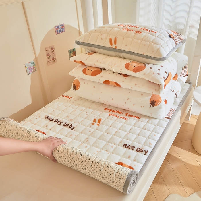 91家纺网 家纺一手货源 找家纺 雅萱家纺 2025新款牛奶绒学生床垫三件套 牛奶绒床垫三件套-滑板狗狗