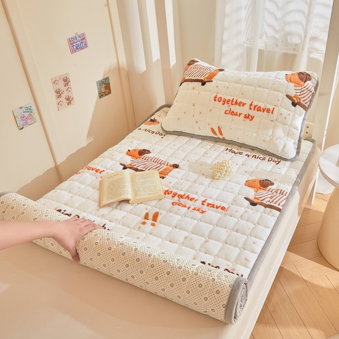 91家纺网 家纺一手货源 找家纺 雅萱家纺 2025新款牛奶绒学生床垫三件套 牛奶绒床垫三件套-滑板狗狗