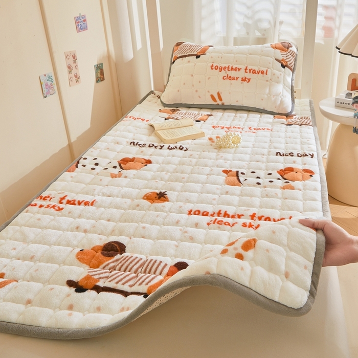 91家纺网 家纺一手货源 找家纺 雅萱家纺 2025新款牛奶绒学生床垫三件套 牛奶绒床垫三件套-滑板狗狗