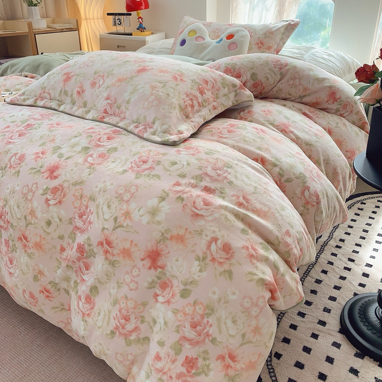 91家纺网 家纺一手货源 找家纺 奈萝家纺 2025新款加厚小清新印花牛奶绒三件套四件套 花舞轻盈