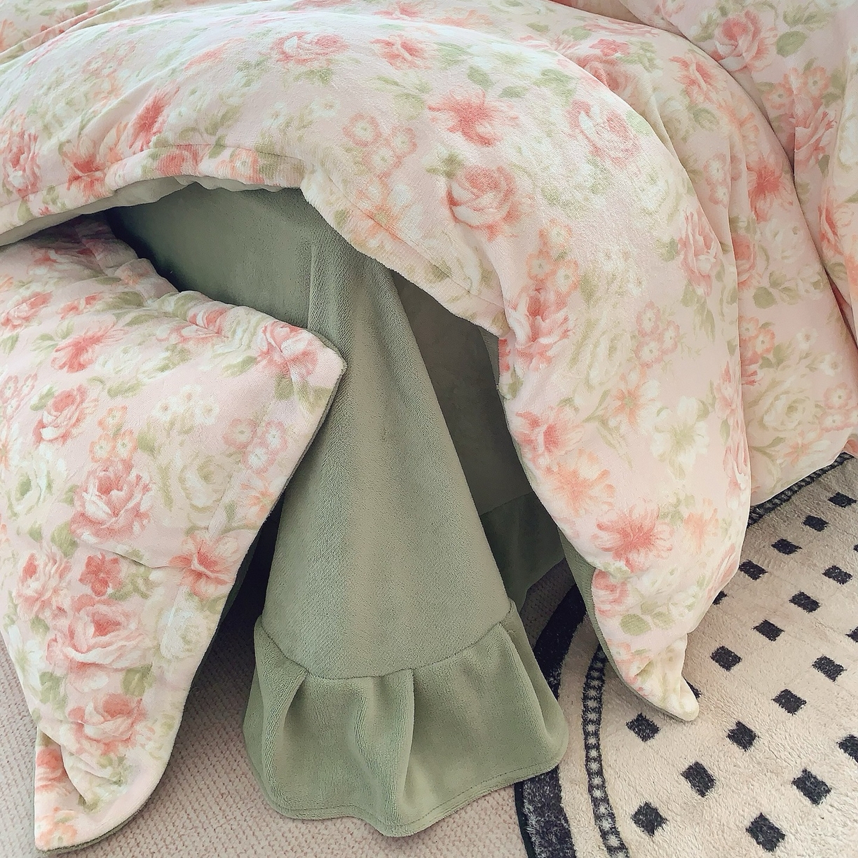 91家纺网 家纺一手货源 找家纺 奈萝家纺 2025新款加厚小清新印花牛奶绒三件套四件套 花舞轻盈