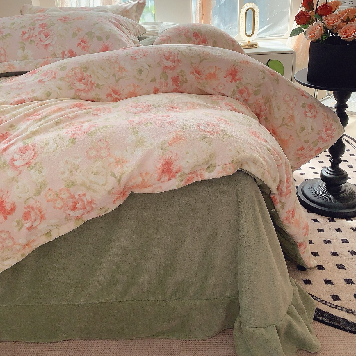 91家纺网 家纺一手货源 找家纺 奈萝家纺 2025新款加厚小清新印花牛奶绒三件套四件套 花舞轻盈