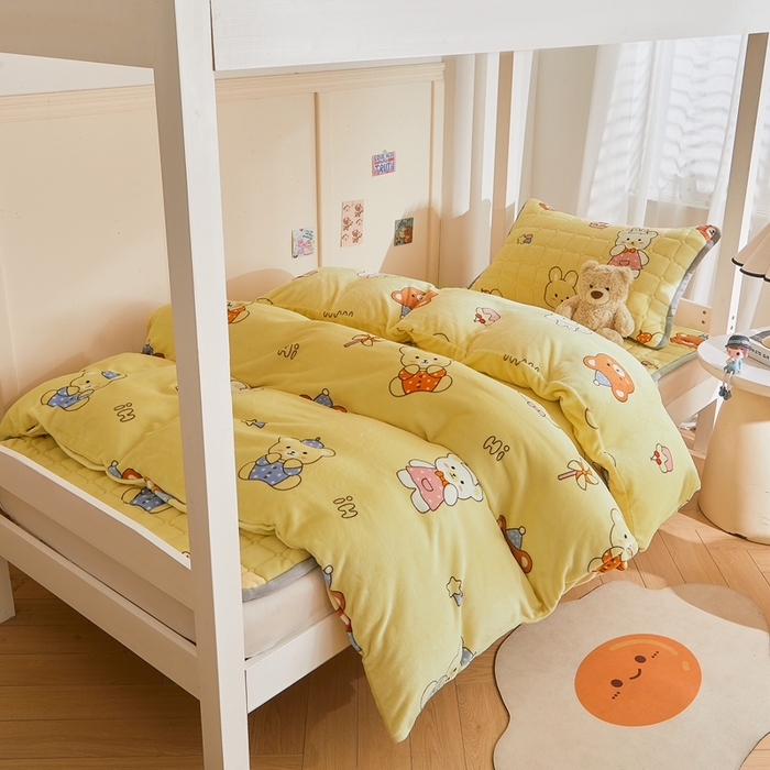 91家纺网 家纺一手货源 找家纺 雅萱家纺 2025新款牛奶绒学生床垫三件套 牛奶绒床垫三件套-可爱小熊