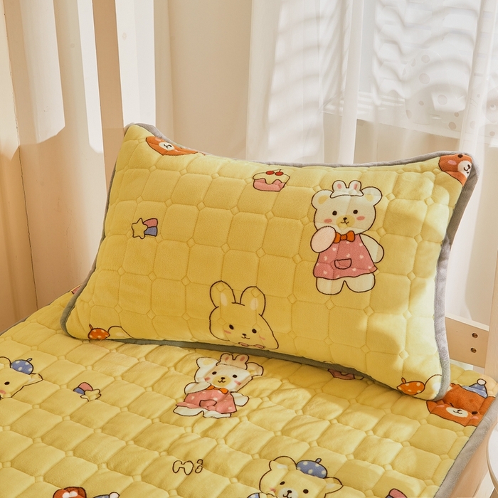 91家纺网 家纺一手货源 找家纺 雅萱家纺 2025新款牛奶绒学生床垫三件套 牛奶绒床垫三件套-可爱小熊