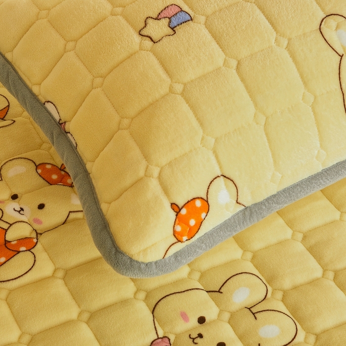 91家纺网 家纺一手货源 找家纺 雅萱家纺 2025新款牛奶绒学生床垫三件套 牛奶绒床垫三件套-可爱小熊