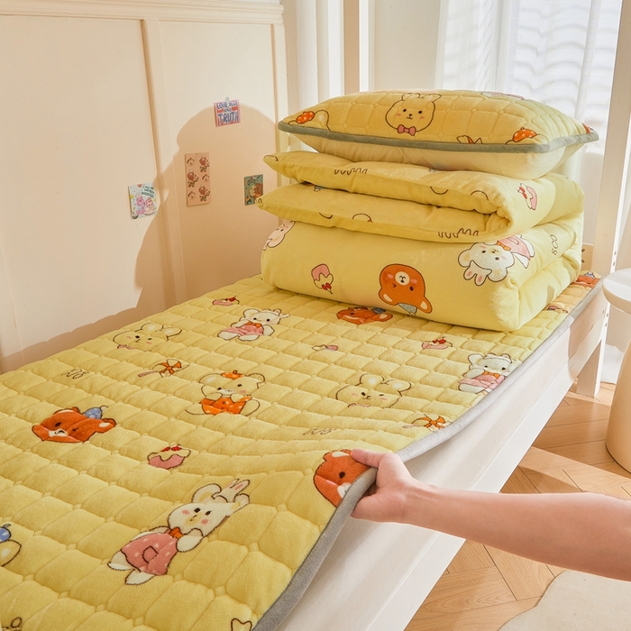 91家纺网 家纺一手货源 找家纺 雅萱家纺 2025新款牛奶绒学生床垫三件套 牛奶绒床垫三件套-可爱小熊