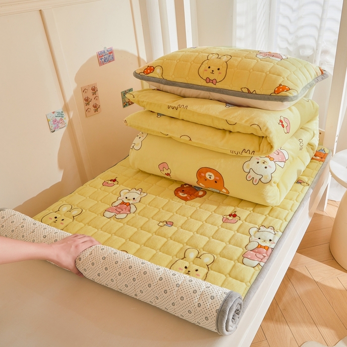 91家纺网 家纺一手货源 找家纺 雅萱家纺 2025新款牛奶绒学生床垫三件套 牛奶绒床垫三件套-可爱小熊