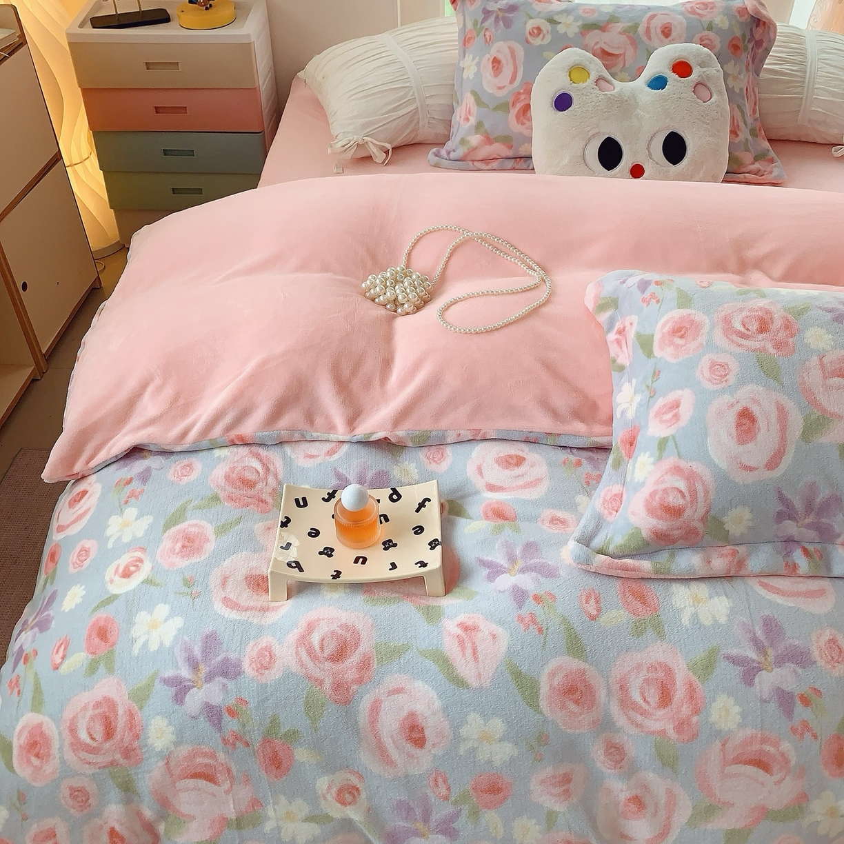 91家纺网 家纺一手货源 找家纺 奈萝家纺 2025新款加厚小清新印花牛奶绒三件套四件套 花漾情缘