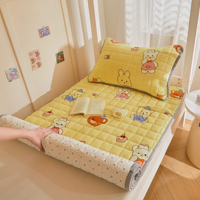 91家纺网 家纺一手货源 找家纺 雅萱家纺 2025新款牛奶绒学生床垫三件套 牛奶绒床垫三件套-可爱小熊
