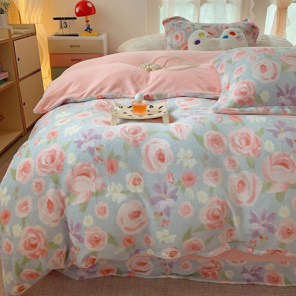 91家纺网 家纺一手货源 找家纺 奈萝家纺 2025新款加厚小清新印花牛奶绒三件套四件套 花漾情缘