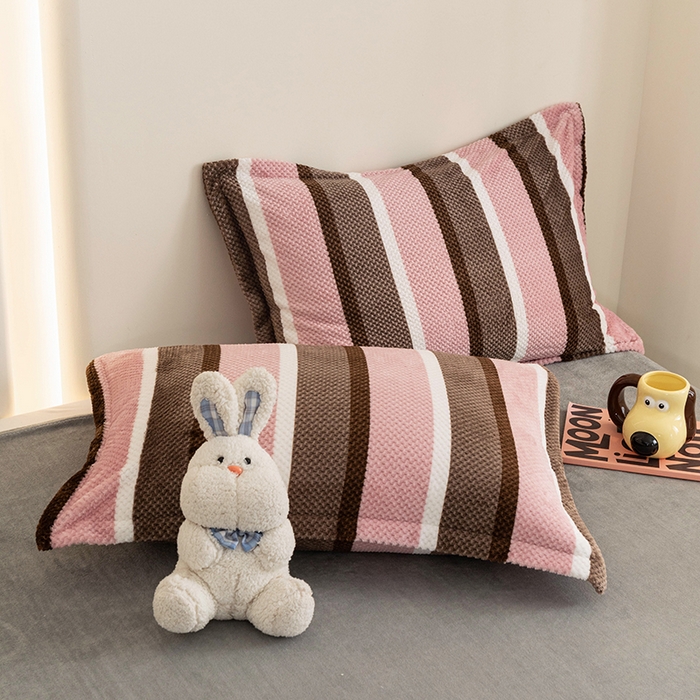 91家纺网 家纺一手货源 找家纺 倾慕家纺 2026新款立体菠萝格印花单枕套 自由粉