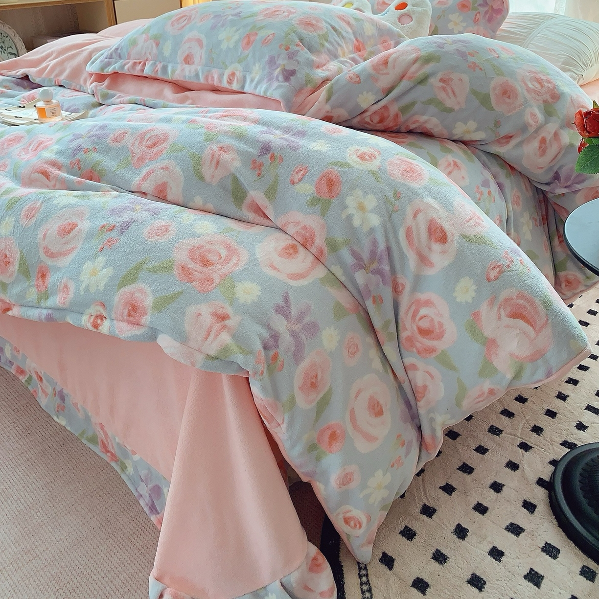 91家纺网 家纺一手货源 找家纺 奈萝家纺 2025新款加厚小清新印花牛奶绒三件套四件套 花漾情缘