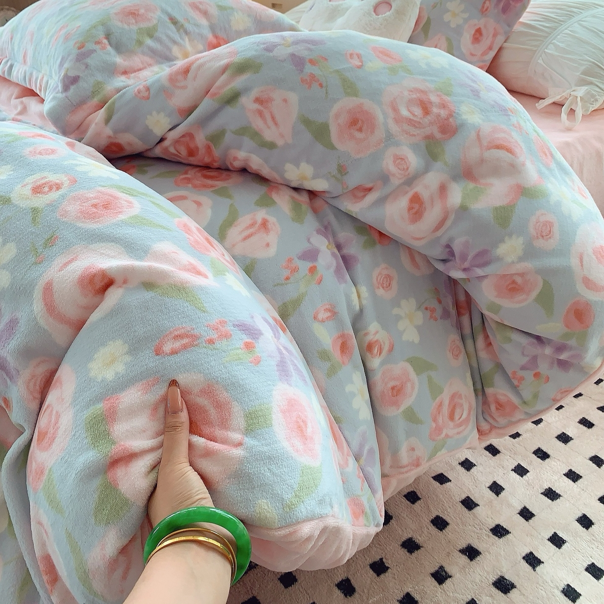 91家纺网 家纺一手货源 找家纺 奈萝家纺 2025新款加厚小清新印花牛奶绒三件套四件套 花漾情缘