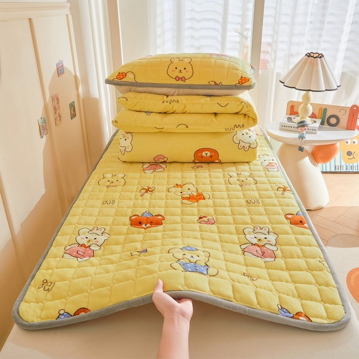 91家纺网 家纺一手货源 找家纺 雅萱家纺 2025新款牛奶绒学生床垫三件套 牛奶绒床垫三件套-可爱小熊